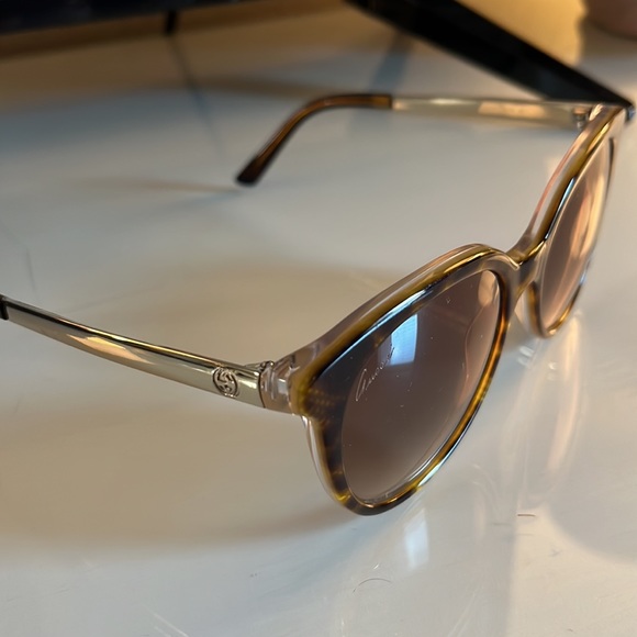 Guccis sunglasses - Picture 2 of 4